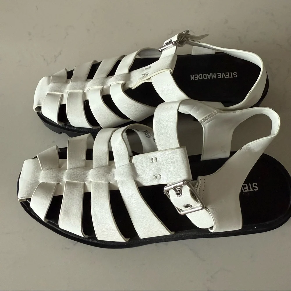 New Steve Madden Girl’s white fisherman Sandals Size: 2